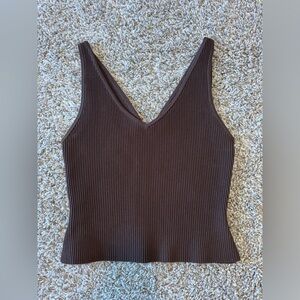 Aritzia Babaton sculpt ribbed v neck tank top in brown size medium.